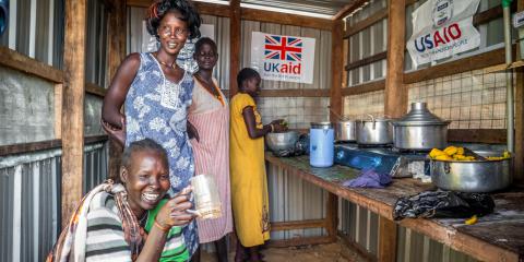 Women in biogass kitchen in Malakal refugee camp / NRC